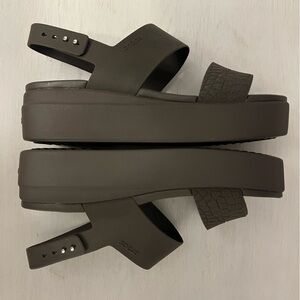 Crocs Woman’s Brooklyn Croco Low Wedge Size 9